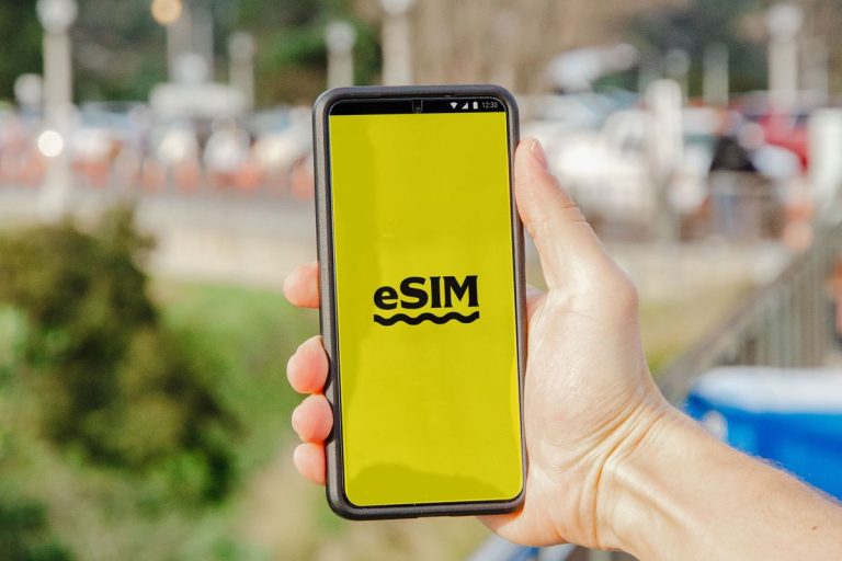 Що таке eSIM і як її підключити: повний гід