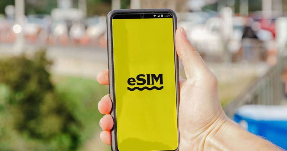 Смартфон з налаштуванням eSIM - як підключити