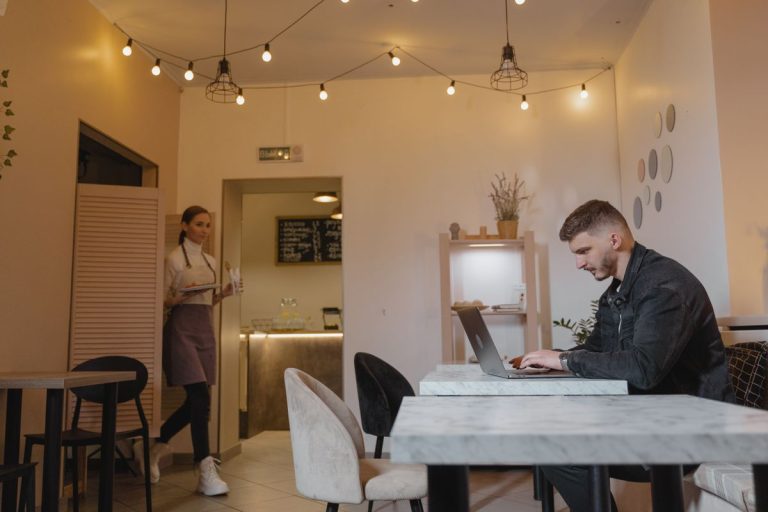 Як безпечно користуватися публічним Wi-Fi: ризики і правила захисту