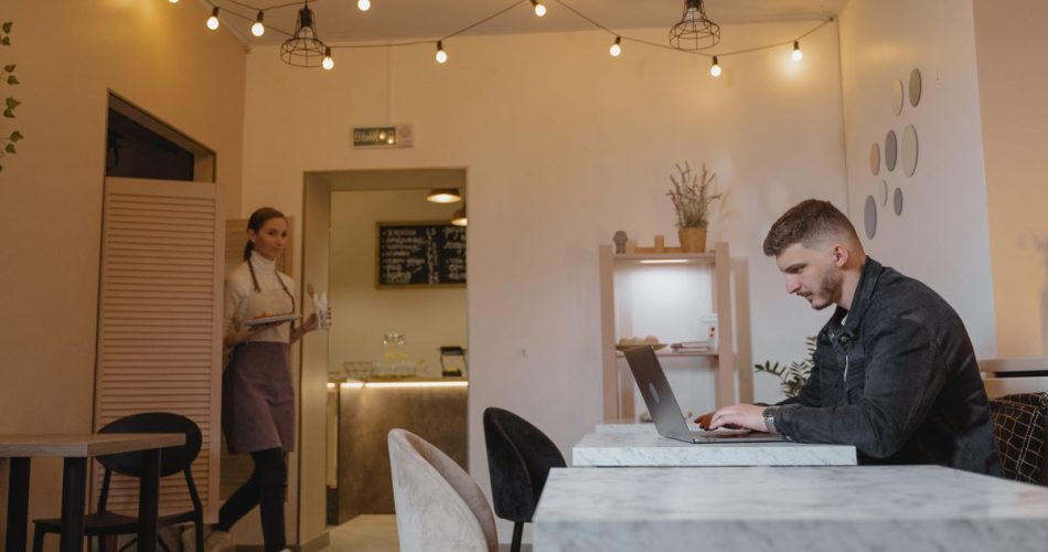 Ноутбук у кафе з публічним Wi-Fi - як користуватися безпечно