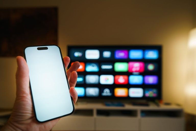 Як підключити телефон до телевізора: усі способи для Android та iPhone