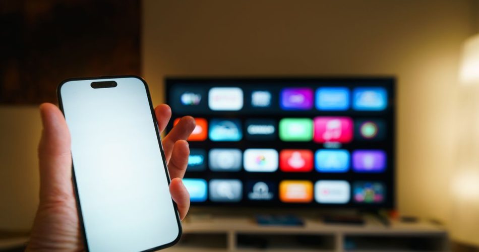 Смартфон і телевізор у вітальні - як підключити телефон до телевізора