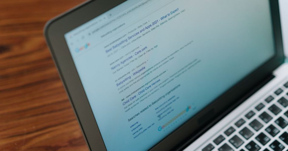 Людина за ноутбуком у браузері - як прибрати рекламу