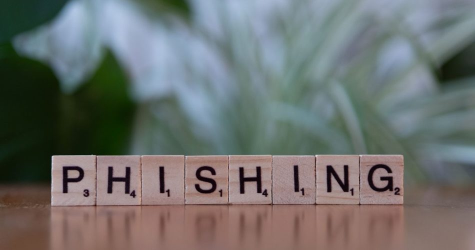 Ноутбук і підозрілий лист - як розпізнати фішинг