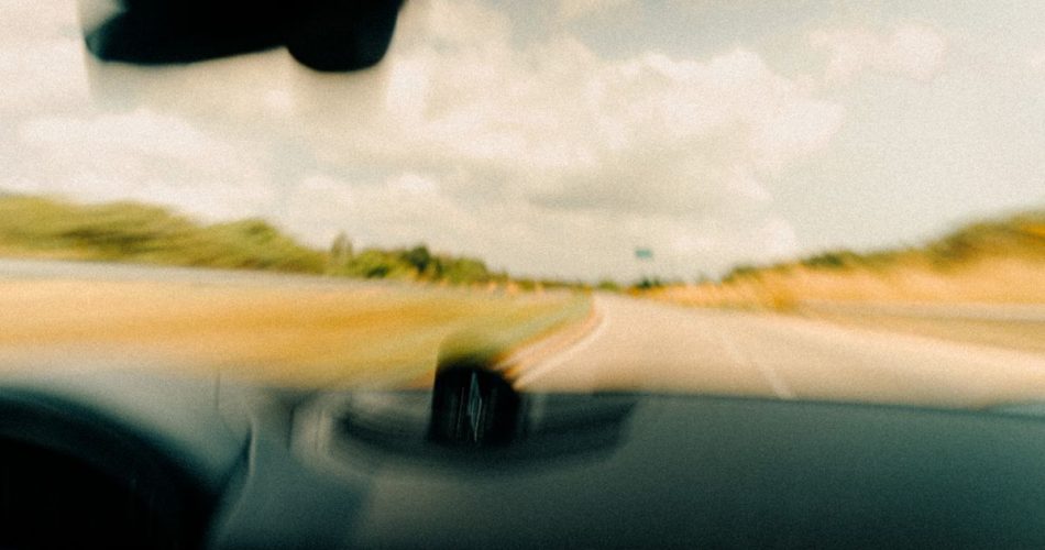 Авто в далекій поїздці на трасі - підготовка до подорожі