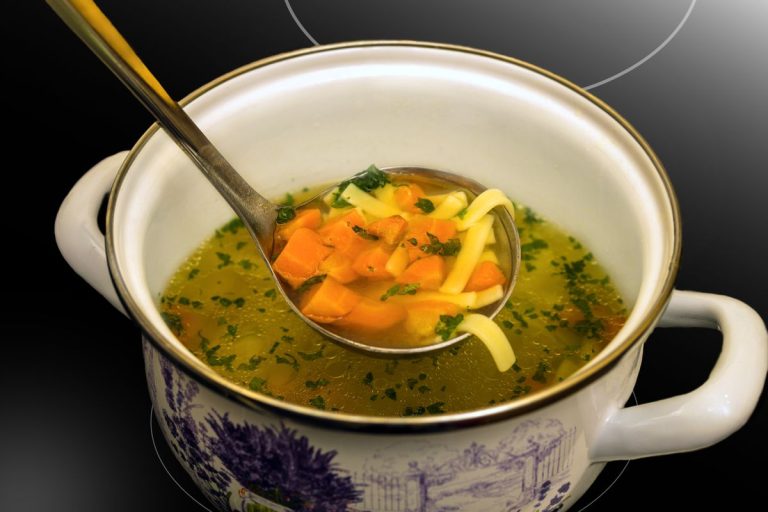 Як приготувати стару домашню курку: варити, тушкувати чи в скороварці