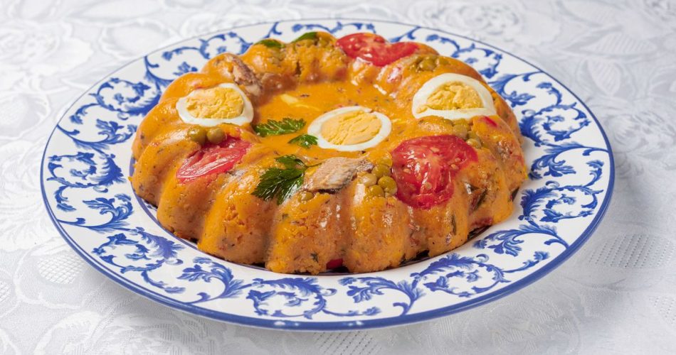 Заливне з м'ясом, яйцями й овочами на блюді