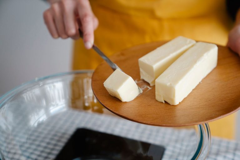Як зробити масло зі сметани в домашніх умовах: міксером або в банці, промивання і зберігання